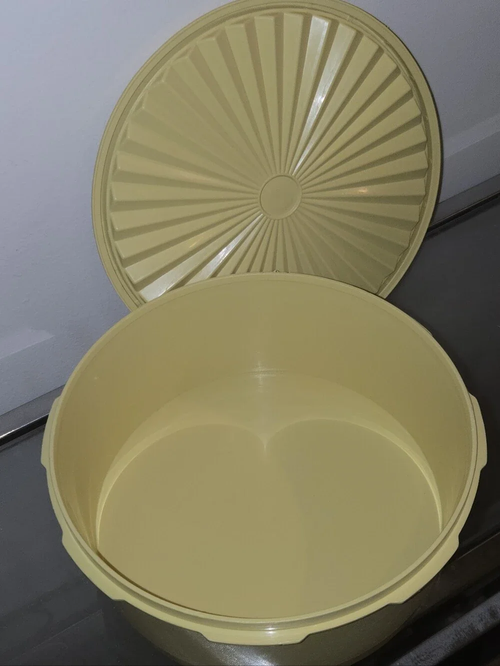Vintage Tupperware Cake Taker Pie Carrier Yellow Sunburst Lid 1204 1205 USA